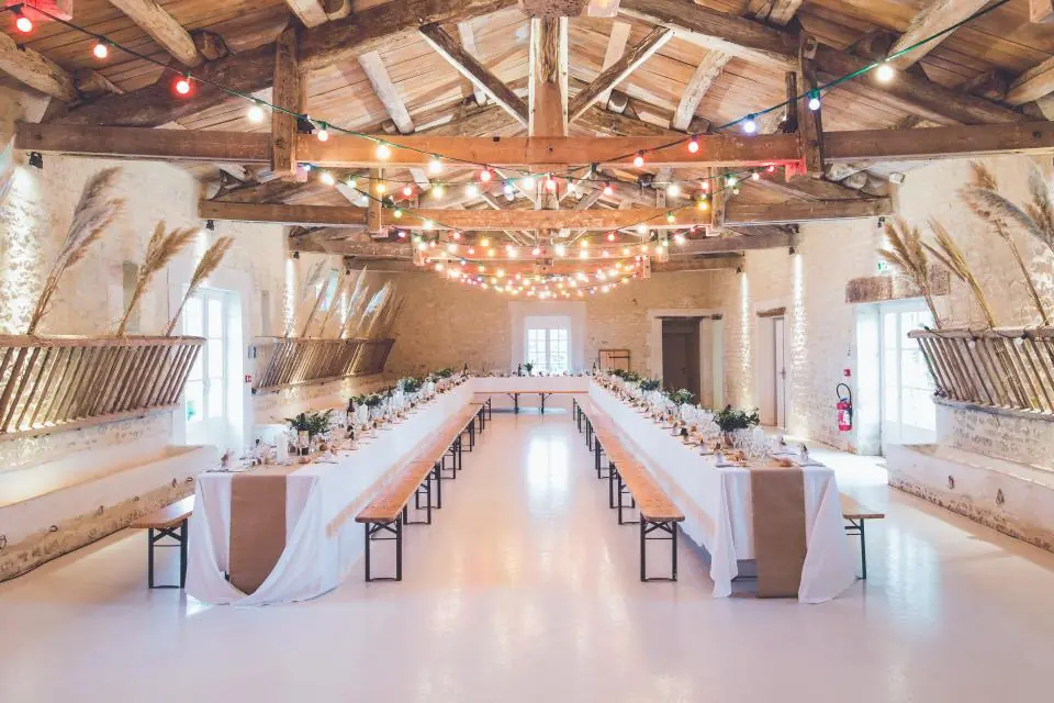 Salón de banquetes decorado